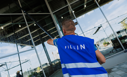 Fillin Facility рекомендує: чому варто обрати Water Fed Pole для миття вікон та фасадів
